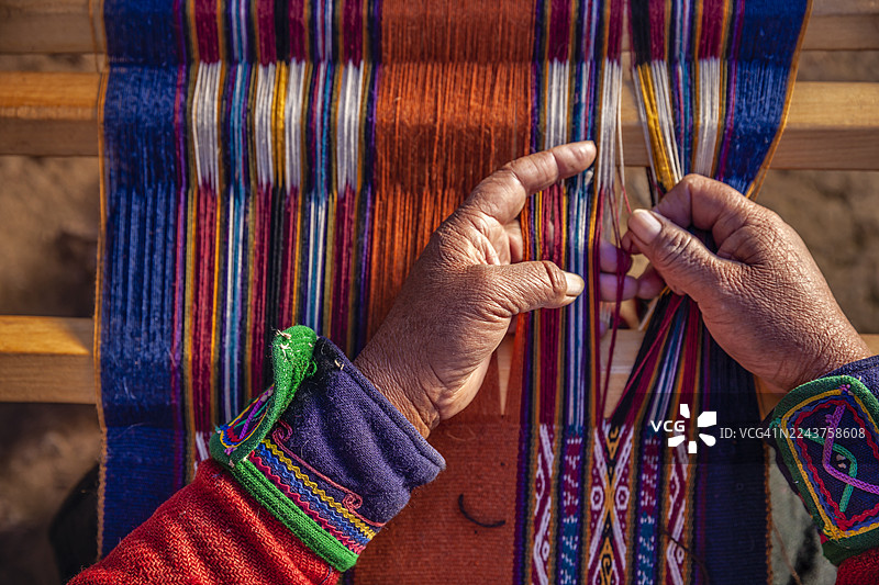秘鲁妇女在钦切罗圣谷编织图片素材