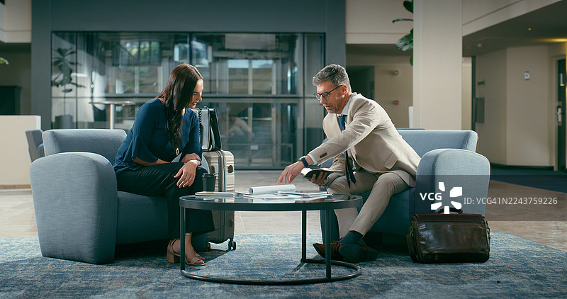 公司会议在酒店举行，有文件、商业提案、社交和谈话。团队在酒店大堂讨论、解决问题，有文书、差旅、报告和合同审查。图片素材