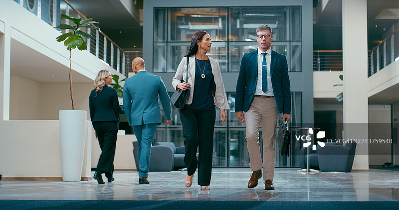 商务人士在办公室交谈，进行诉讼简报、法庭会议和聊天。律师团队、律师以及抵达律师事务所进行法律代理、案件讨论和反馈。图片素材