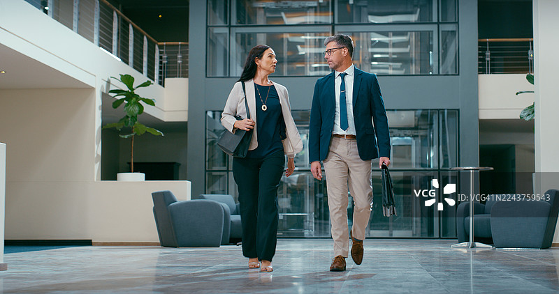 商业、行走和人们在办公楼内交谈，用于诉讼简报、法庭会议和聊天。律师团队、律师及其到达律所进行法律代理、案件讨论或规划。图片素材