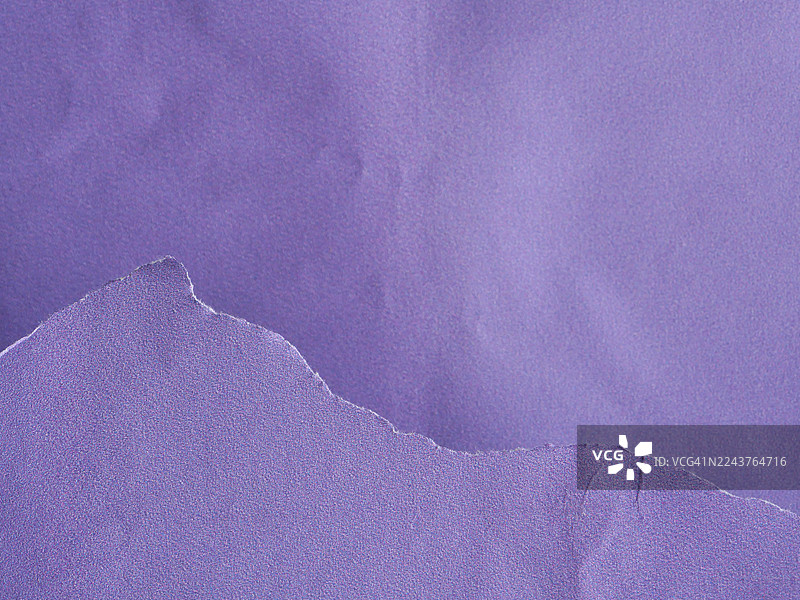 撕裂和揉皱的紫色纸张特写，纹理粗糙。图片素材