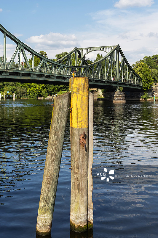 格利尼克桥横跨哈弗尔河，连接德国首都柏林与波茨坦图片素材
