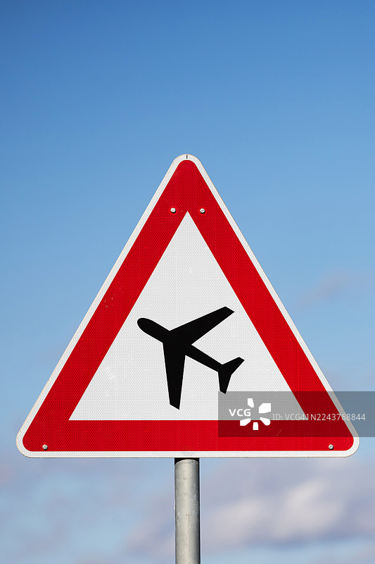 蓝天下的“注意，飞机横穿”路标图片素材