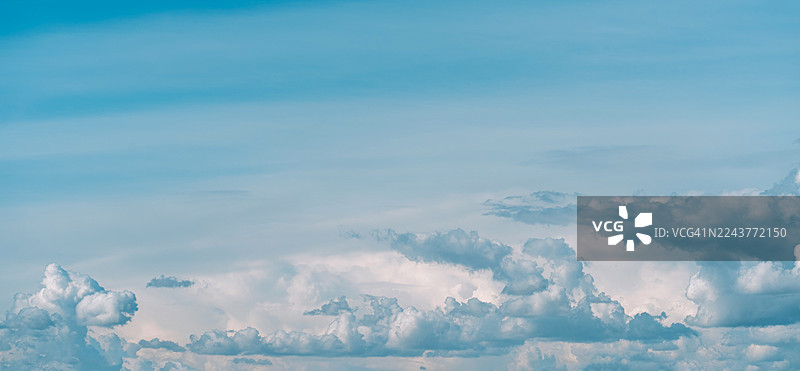 全景天空背景，带有蓬松的云彩图片素材