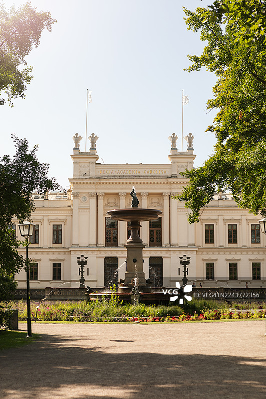夏日里城市中的一栋古老大学建筑。图片素材