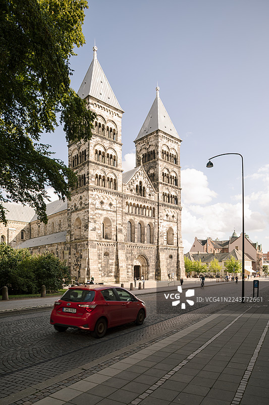 夏日城市中的一座古老大教堂。图片素材