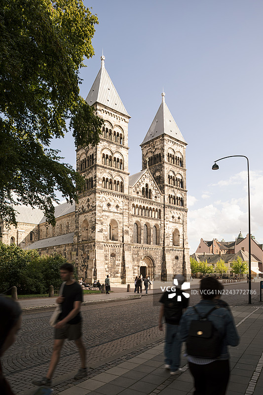 夏季城市中的一座古老大教堂。图片素材