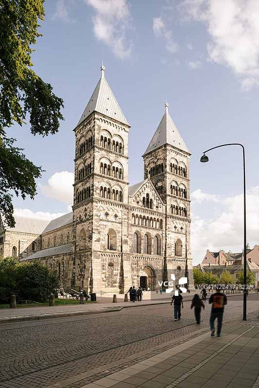 夏日城市中的一座古老大教堂。图片素材