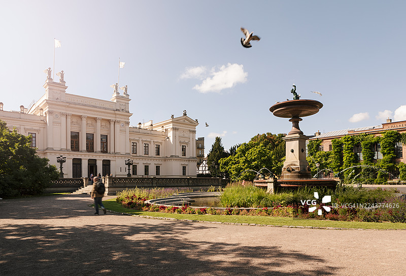 夏日城市中的一栋古老大学建筑。图片素材