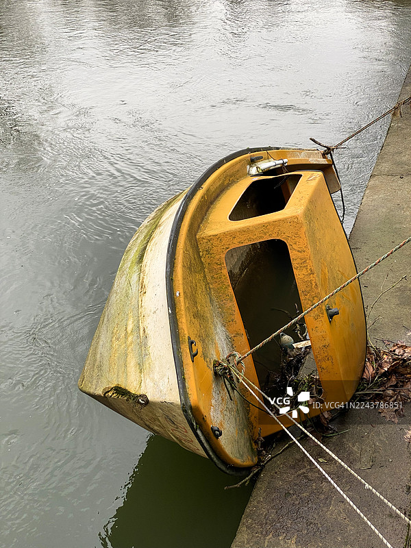 马登黑德泰晤士河上的沉没摩托艇图片素材