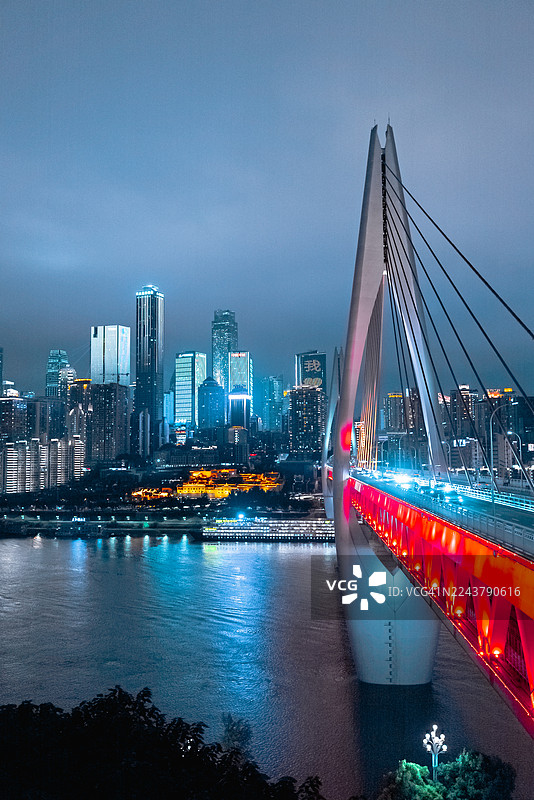 夜空下的重庆市中心天际线图片素材