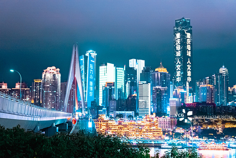 夜空下的重庆市中心天际线图片素材