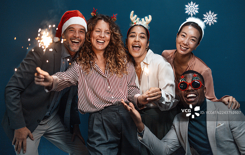 节日里，一群人挥舞着仙女棒庆祝佳节。图片素材