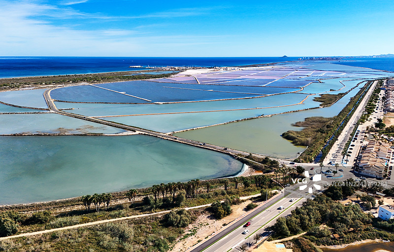 西班牙科斯塔布兰卡洛帕甘的盐池与道路交汇处图片素材