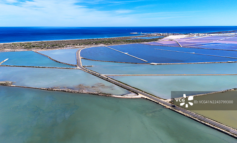 西班牙洛斯阿尔卡萨雷斯海岸边的多色盐沼图片素材