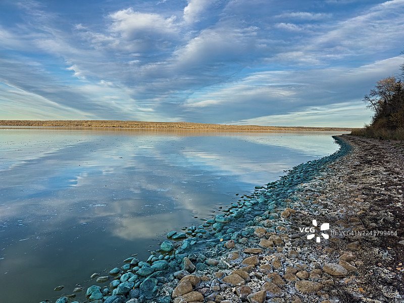 藻类大量繁殖对北方针叶林湖泊的影响图片素材