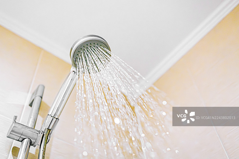 浴室里的淋浴喷头喷洒水用于卫生图片素材