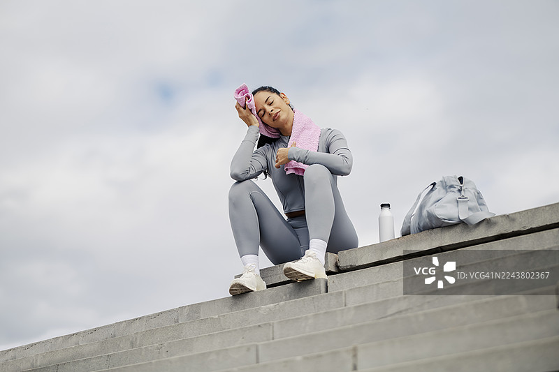 女子在户外剧烈运动后休息图片素材