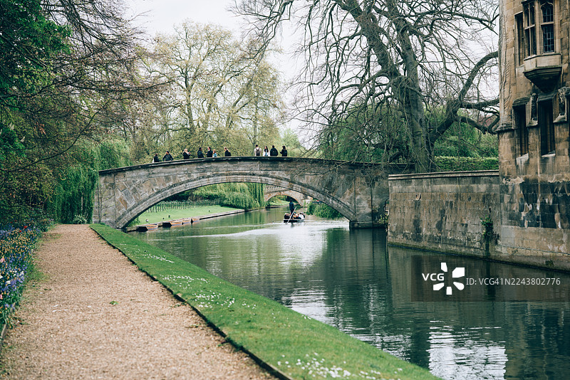 剑桥大学，剑桥郡，英国剑桥，康河上的历史石桥与平底船图片素材