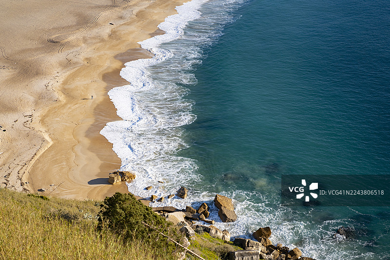 海浪从空中俯瞰纳扎雷海滩图片素材