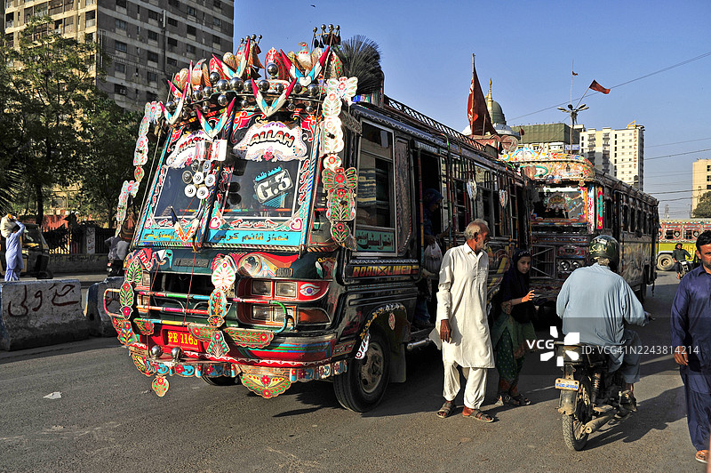 卡拉奇街景，一辆装饰华丽的特色巴士图片素材