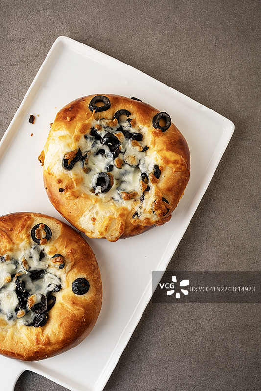 迷你披萨。带有橄榄和奶酪的迷你披萨。图片素材