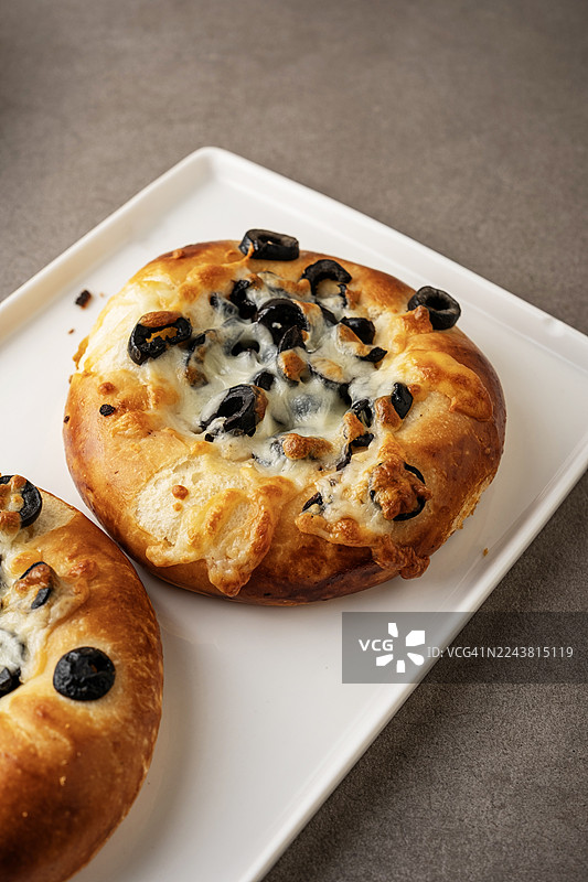 迷你披萨。带橄榄和奶酪的迷你披萨。图片素材