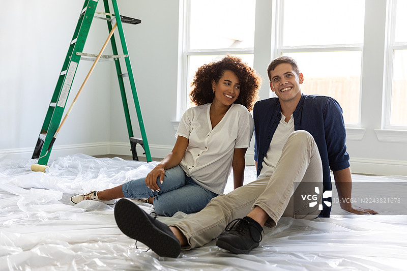装修粉刷后，一对夫妇在新空间里放松，共享温馨时光。图片素材