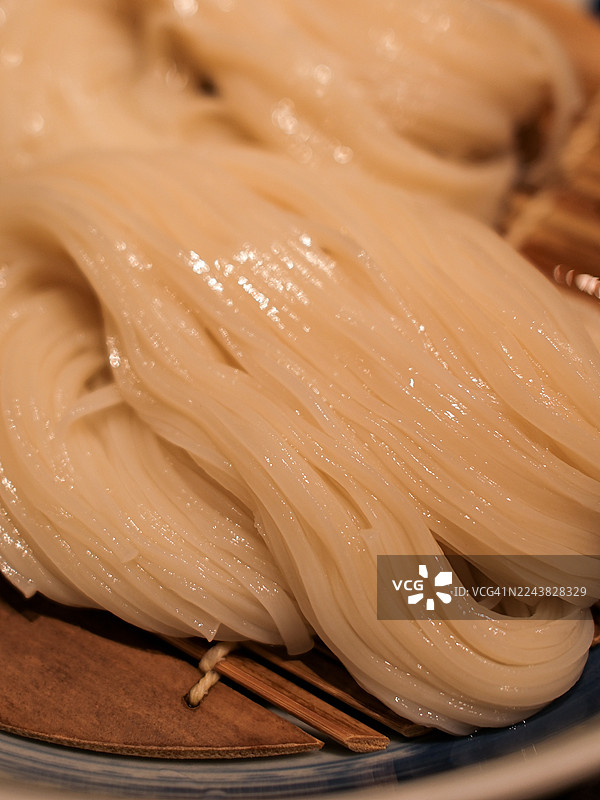 竹席上的日式冷乌冬面图片素材