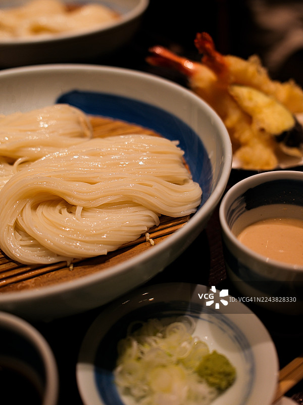 竹席上的冰镇日式乌冬面图片素材