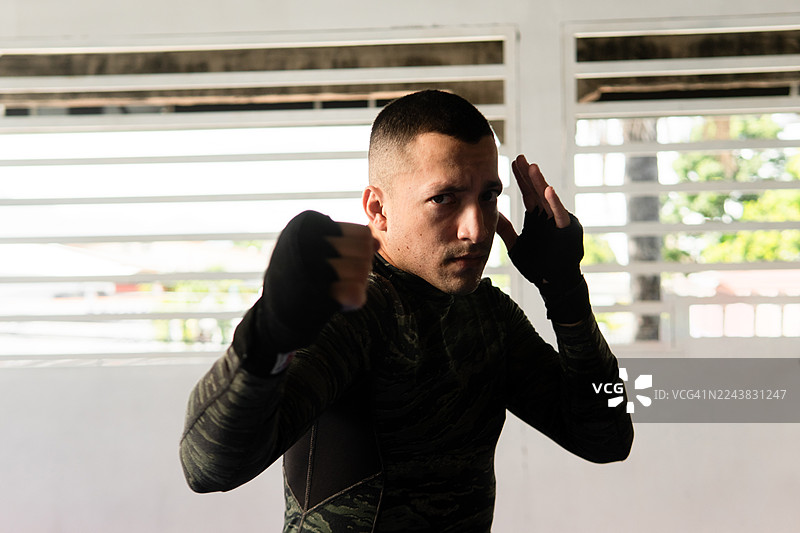 西班牙裔男性练习武术自卫训练图片素材