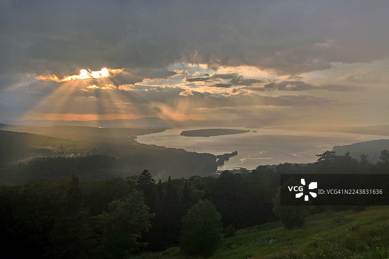 夏季，美国缅因州兰格利附近的穆斯卢克梅贡蒂克湖图片素材