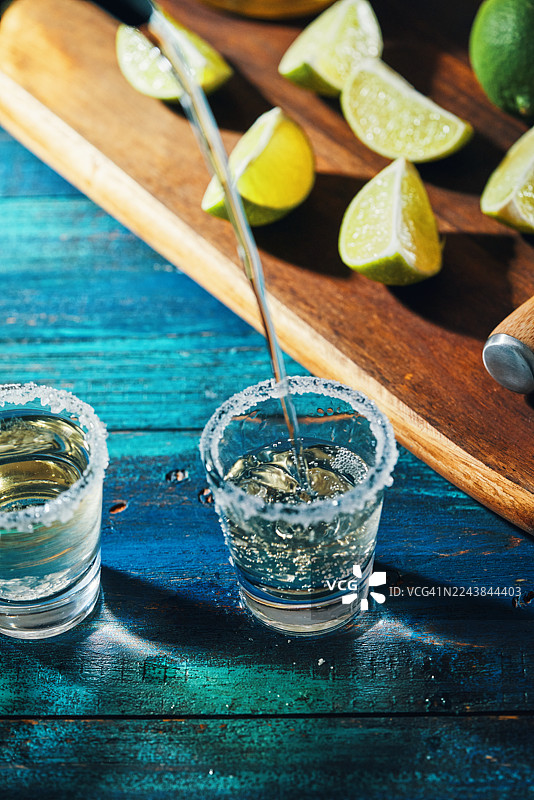 龙舌兰酒配盐和青柠图片素材