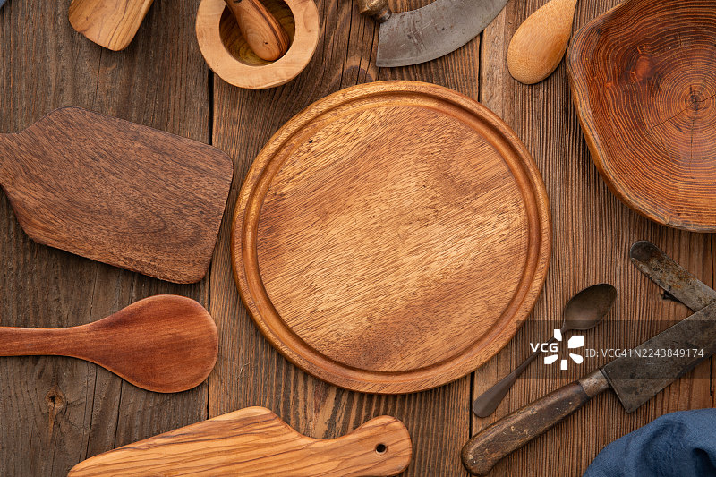 新鲜菠菜叶和烹饪食材放在木盘上图片素材