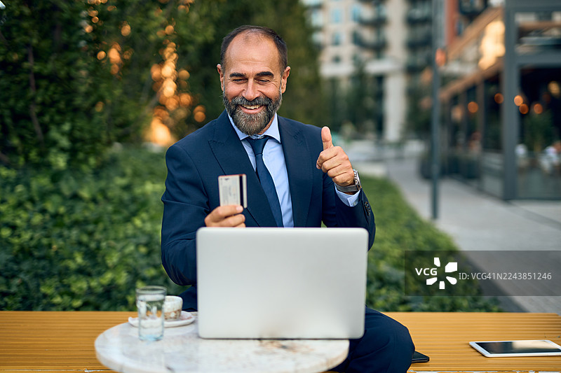 商务人士在网上购物，并用信用卡付款图片素材