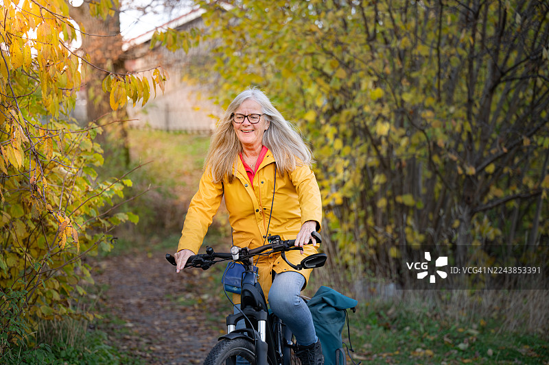 这位女士正在享受她日常骑行中的快乐时光图片素材