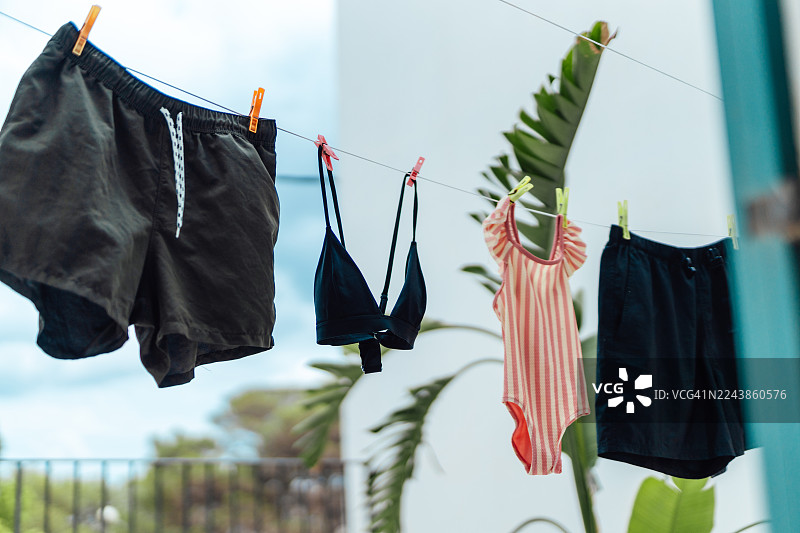 阳台上晾衣绳上晾晒的衣物图片素材