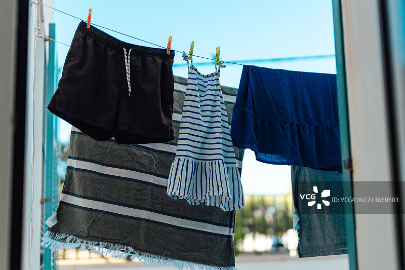 阳台晾衣绳上晾晒的衣物图片素材