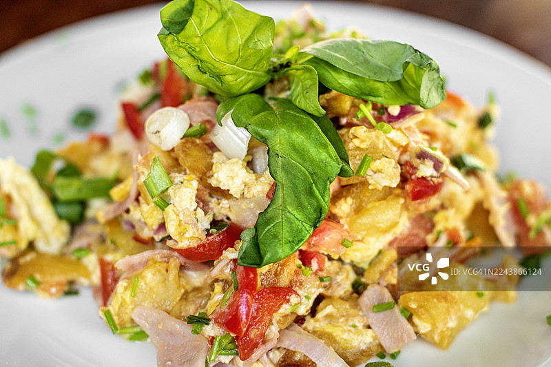 炒鸡蛋配炸薯条和蔬菜。格拉马霍炒蛋。图片素材