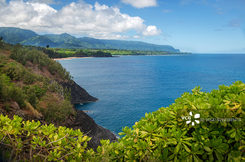 从基拉韦亚角到普林斯维尔和哈纳莱伊，从高处俯瞰可爱岛的北海岸。图片素材