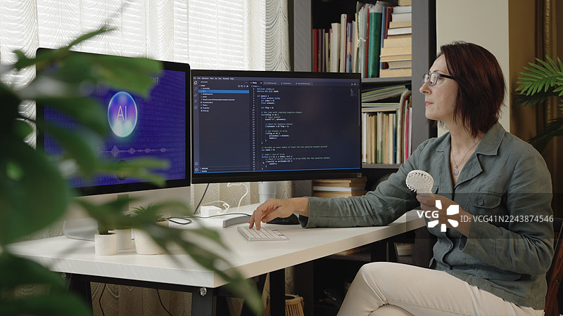 提升技能。一位女士在舒适的办公室里，通过多模态人工智能在线学习编程图片素材