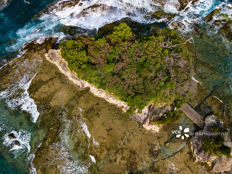 无人机航拍,已获许可。下方是白滨坂户海岸,远处漂浮着小小的龙宫岛。龙宫岛上的白岛神社的红色鸟居清晰可见。图片素材