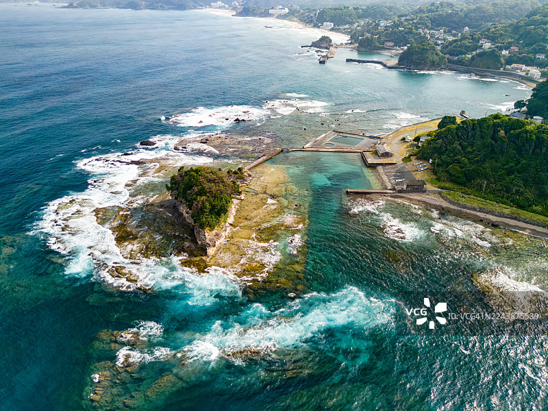 无人机航拍,已获许可。下方是白滨坂户海岸,小龙宫岛漂浮在近海。龙宫岛上的白岛神社的红色鸟居清晰可见。图片素材