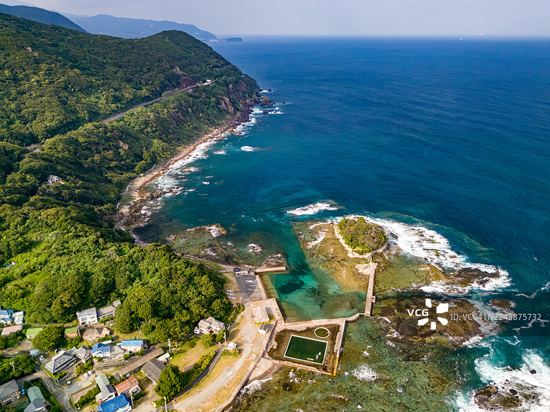 无人机航拍,已获许可。下方是白滨坂户海岸,海上漂浮着小小的龙宫岛。龙宫岛(龙宫岛)上的白岛神社的红色鸟居清晰可见。图片素材