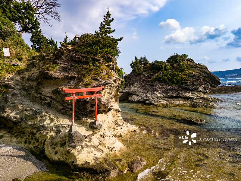 无人机航拍,已获许可。下方是白滨坂户海岸,海上漂浮着龙宫岛。龙宫岛上的白岛神社的红色鸟居清晰可见。图片素材