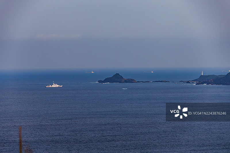 从小笠原翼看到的下田海景，可以看到新岛和神津岛等伊豆群岛，而塔岛则以锤头鲨鱼群的出现而闻名。图片素材