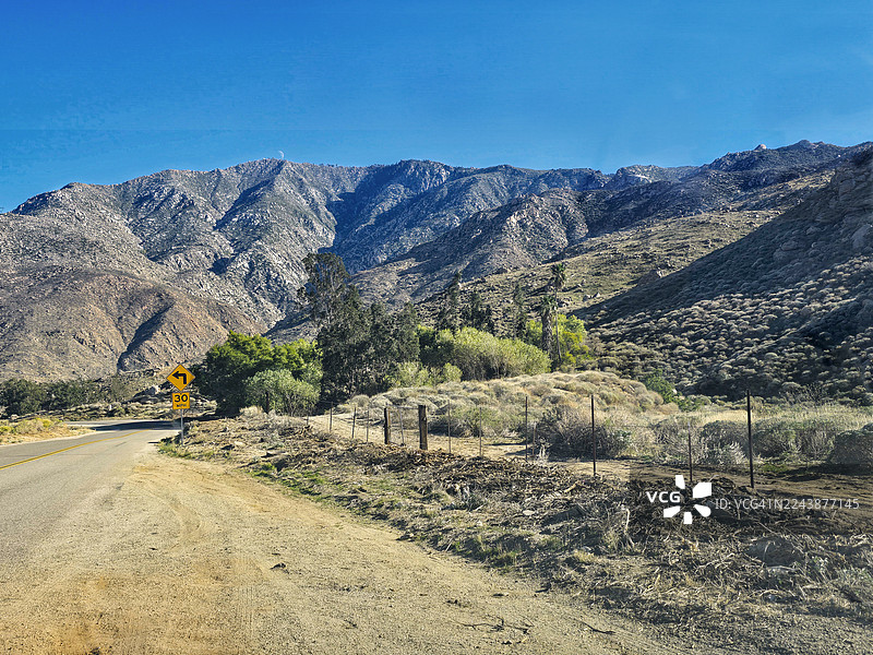 加利福尼亚州卡巴松的乡村公路，远眺圣哈辛托山图片素材