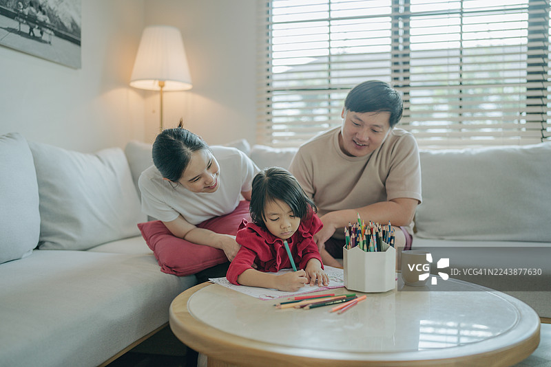 亚洲家庭在家图片素材