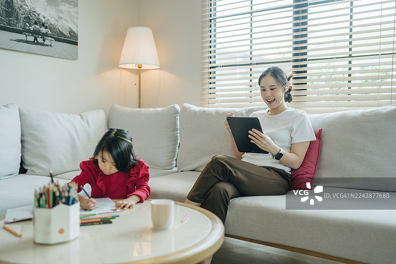亚洲家庭在家图片素材