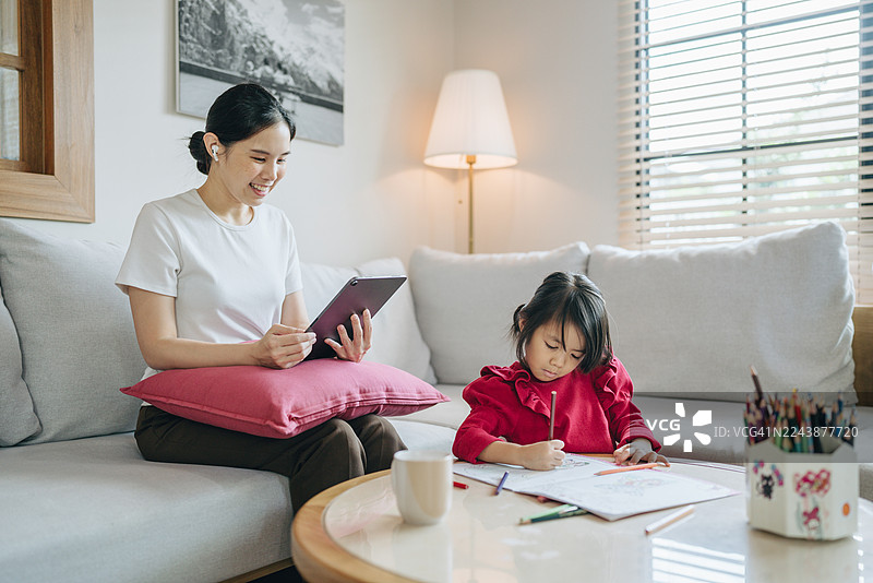 亚洲家庭在家图片素材